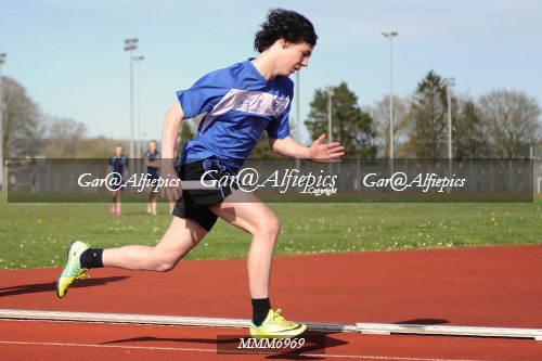 Carmarthen Harriers Inter School&#39;s Relay/800m Event