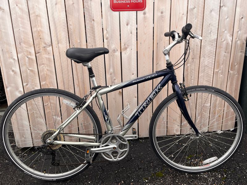 Used Trek Multitrack 7100 , 17” navy/grey