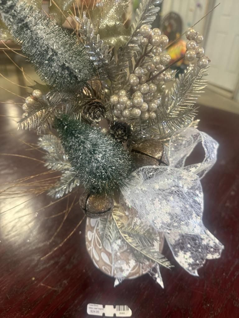 Christmas Arr, Floral Leaf Vase Natural