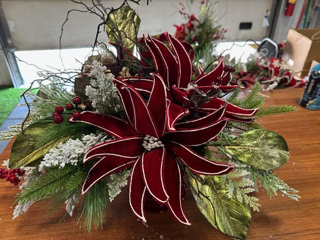 Christmas Arr, Red Metal Urn Burgundy/Grn