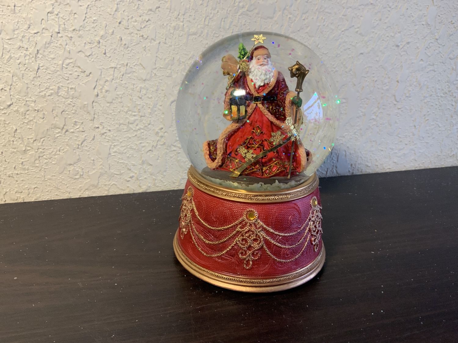DOME, 5.5"H MUSICAL SANTA RED 5.5"red/musc