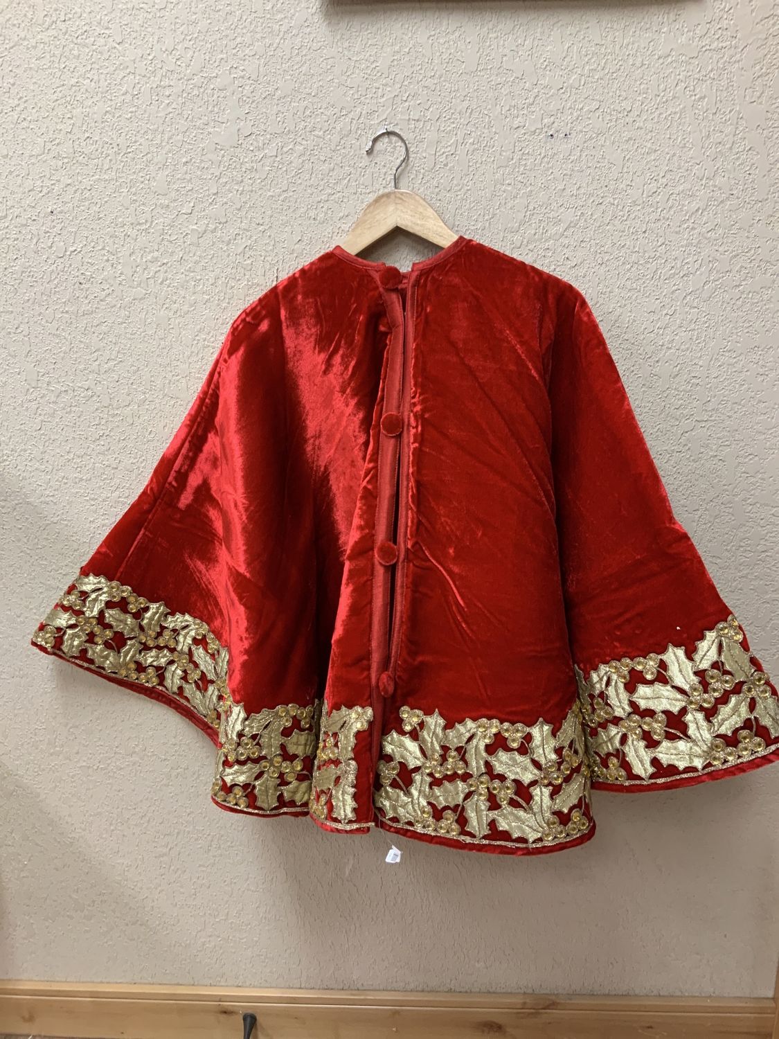 Tree Skirt, Holly Lace 60" Red/Gold