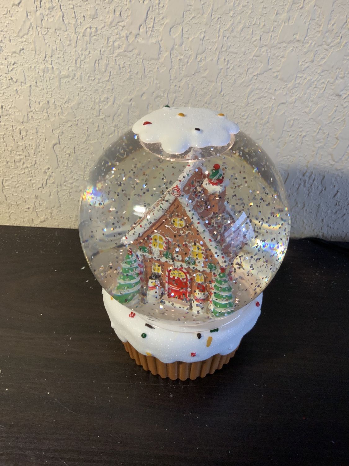 Water Globe, Gingerbread House 6" BO spin