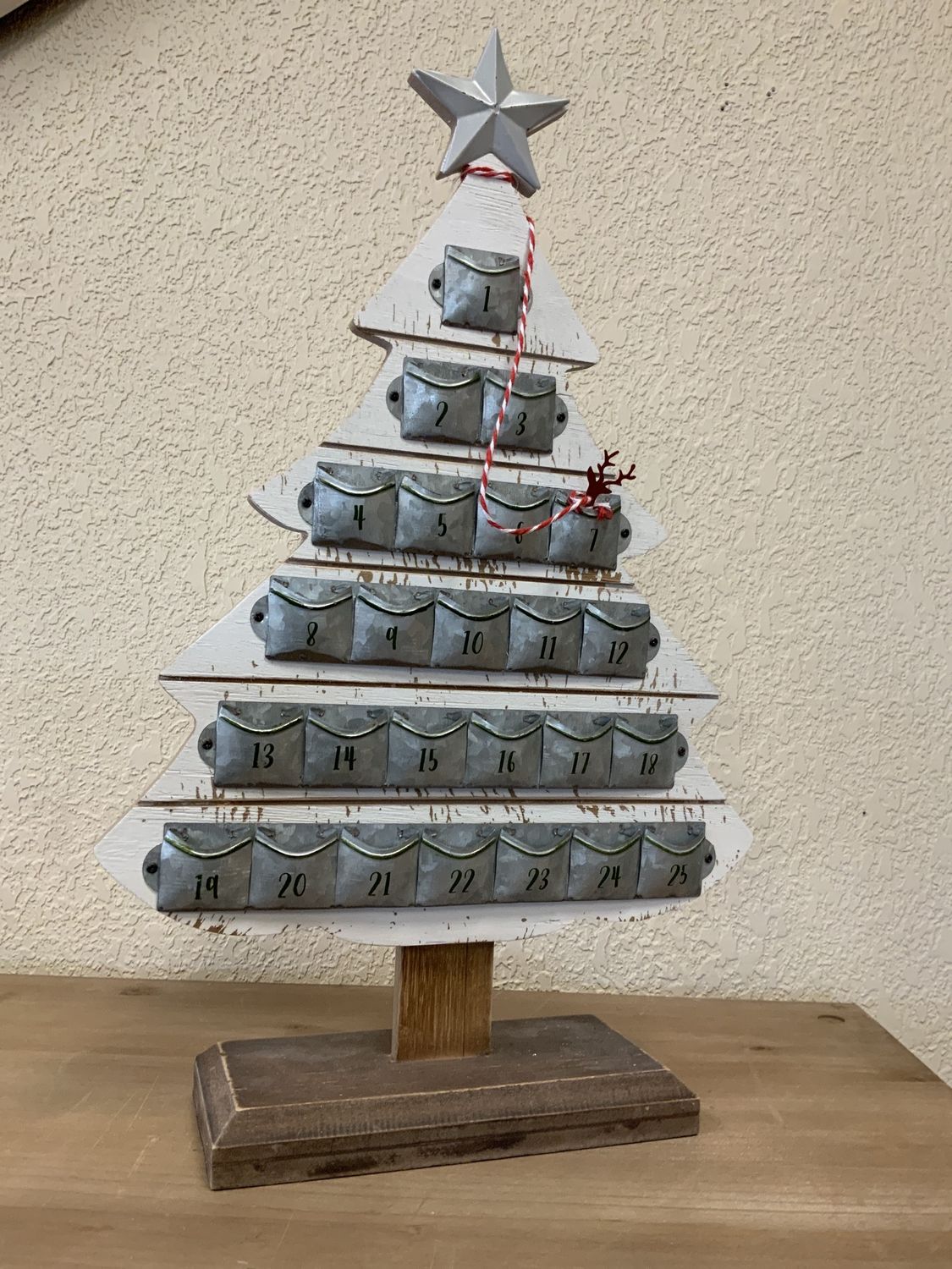 Countdown Christmas Tree Tin pockets