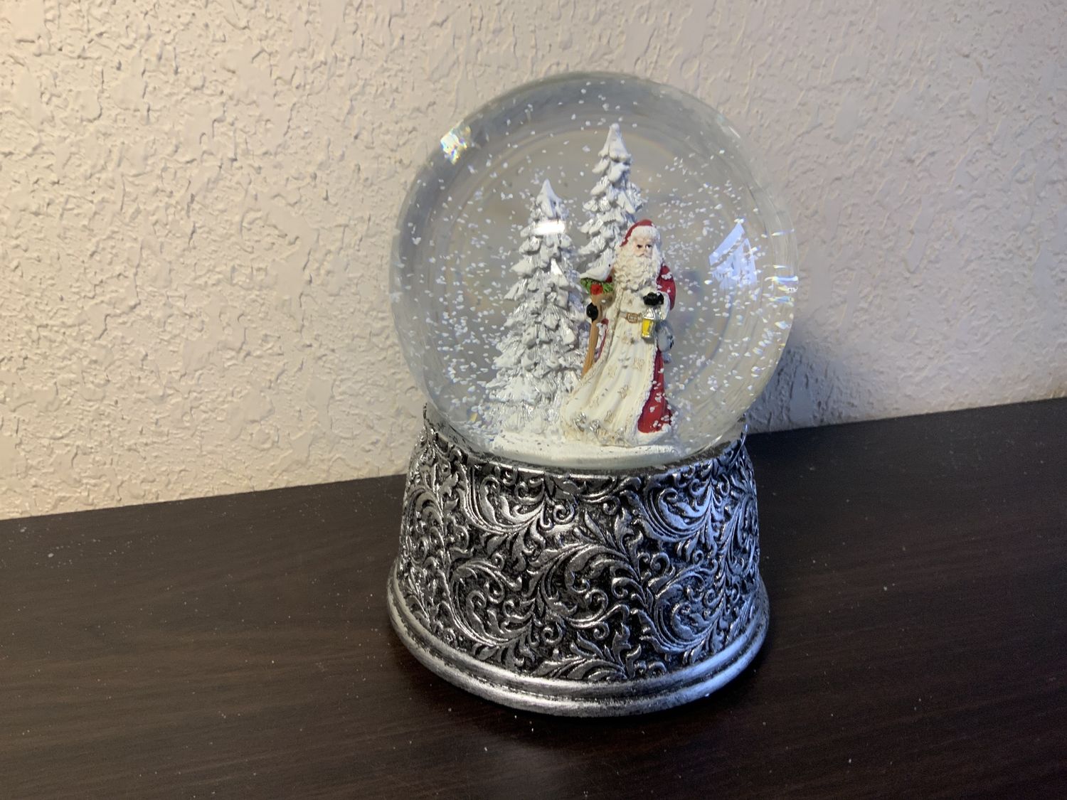 Snow Globe, Santa Burg Coat 7" windup