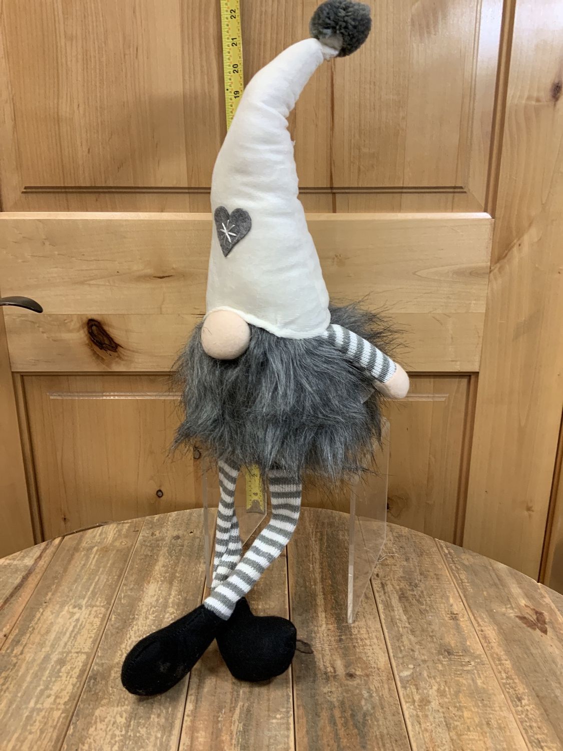Gnome, Grey Heart Wht Hat sitting