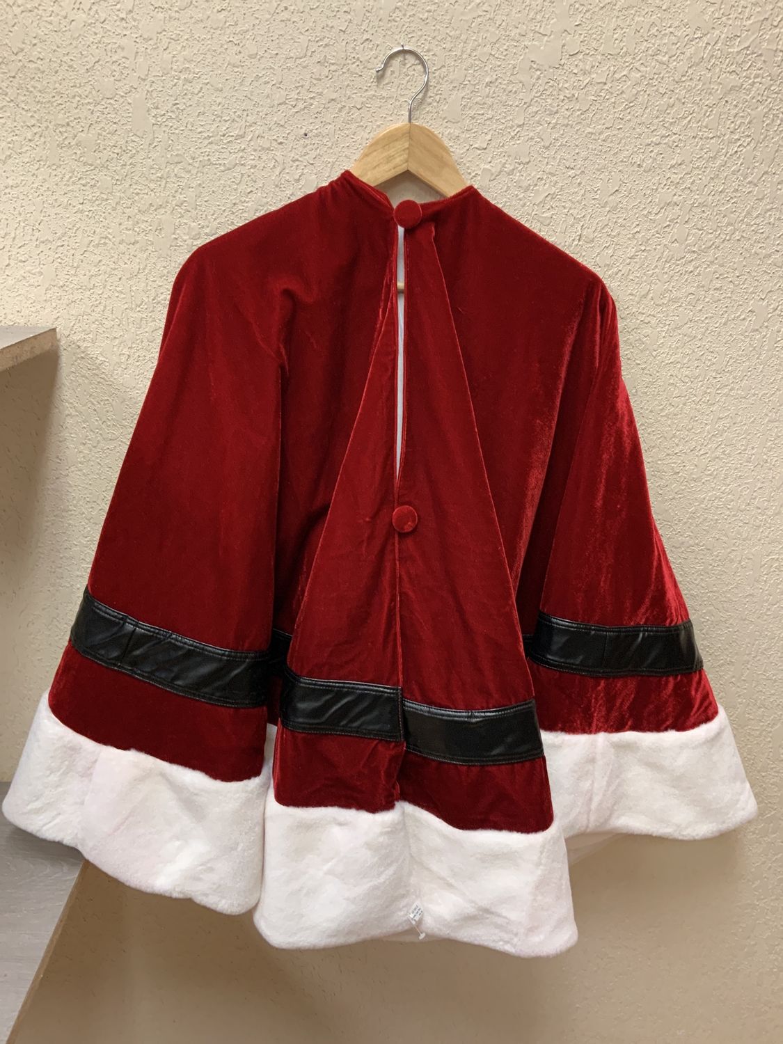 Tree Skirt, Santa's Clothes 64" red