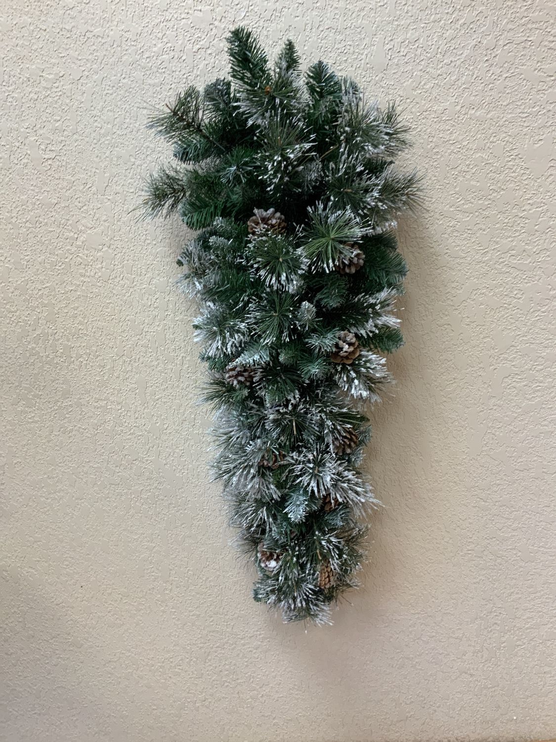 Teardrop, Mixed Snow Pine 32&quot; flocked