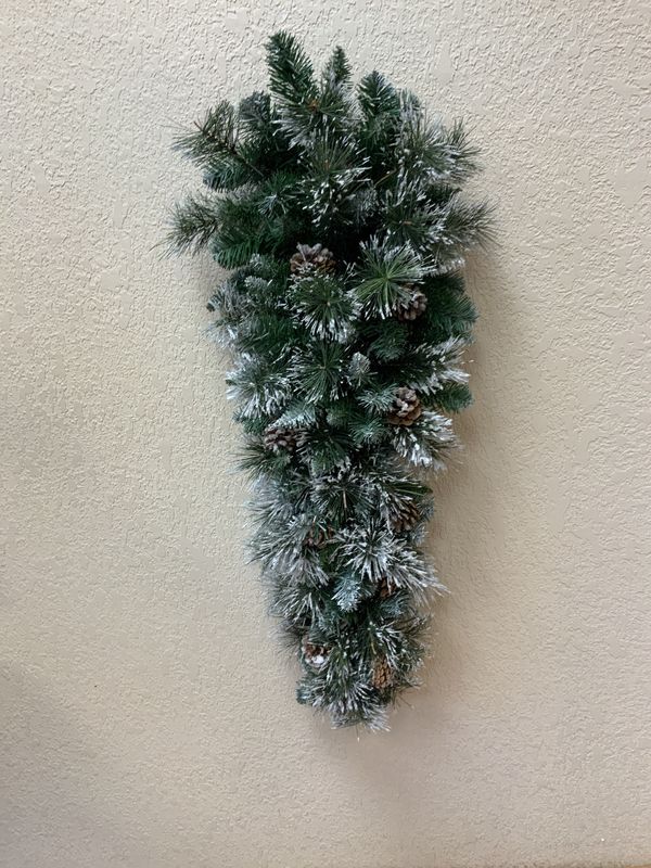 Teardrop, Mixed Snow Pine 32&quot; flocked
