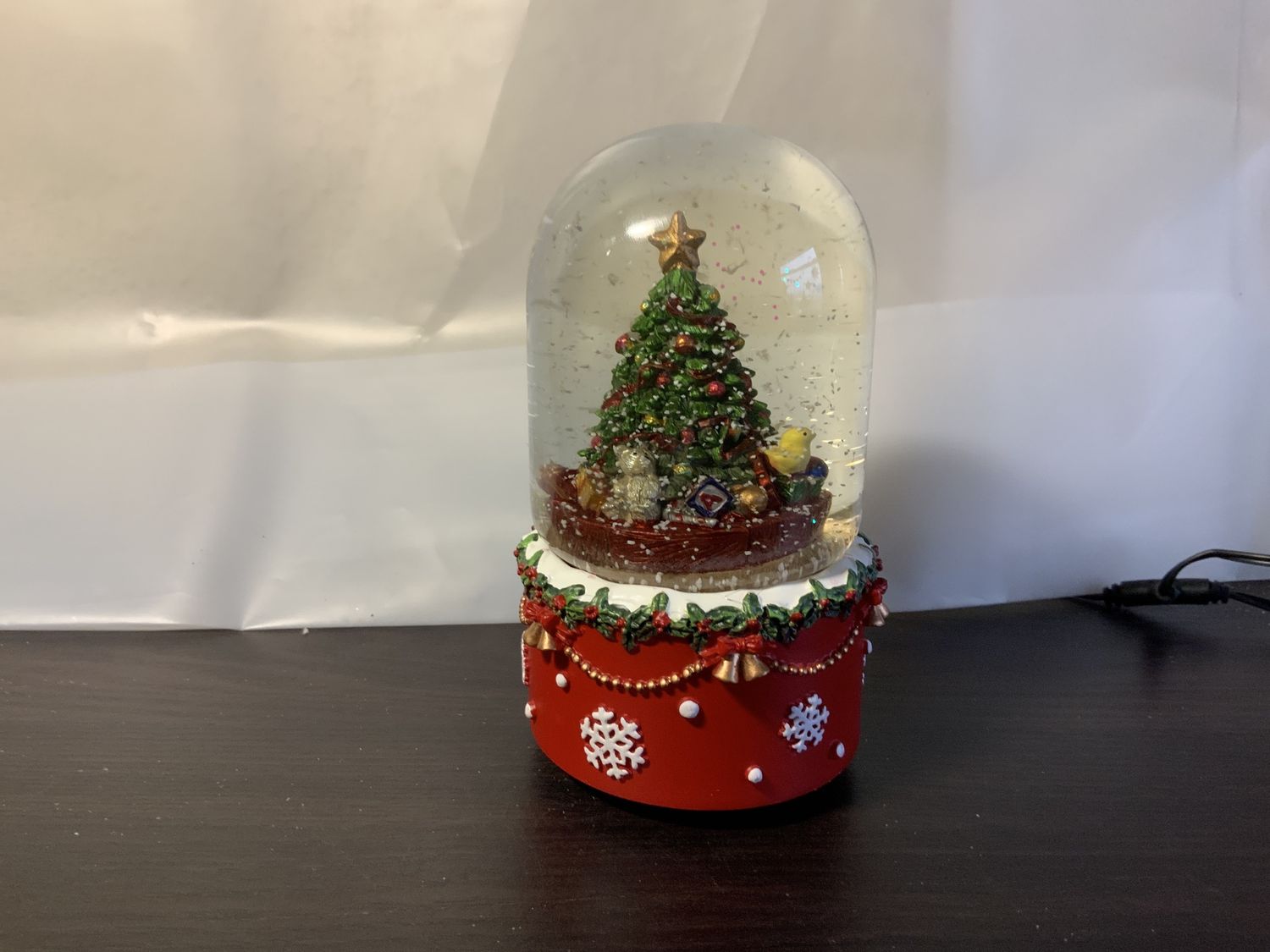 Snow Globe, Oval Globe Tree red base