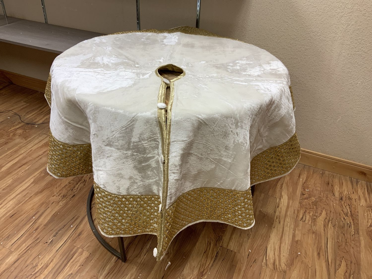 Tree Skirt, Jeweled Flower 60" Ivory