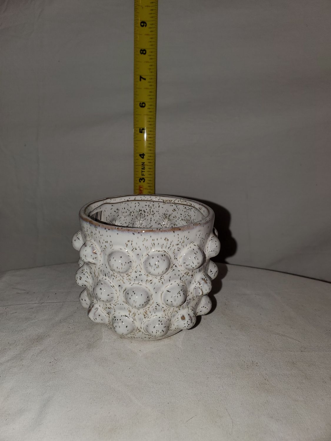 Pot, White Knobby Dots sm
