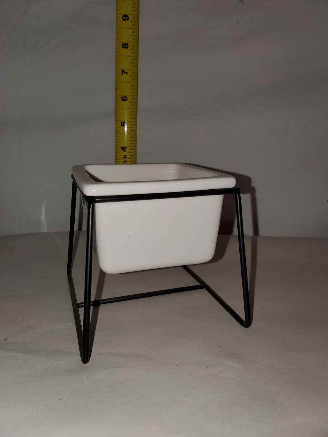 Pot, w/Black Wire Holder 4" ceramic