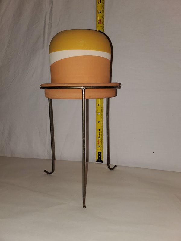 Pot, Clay w/metal stand ass&#39;t sizes