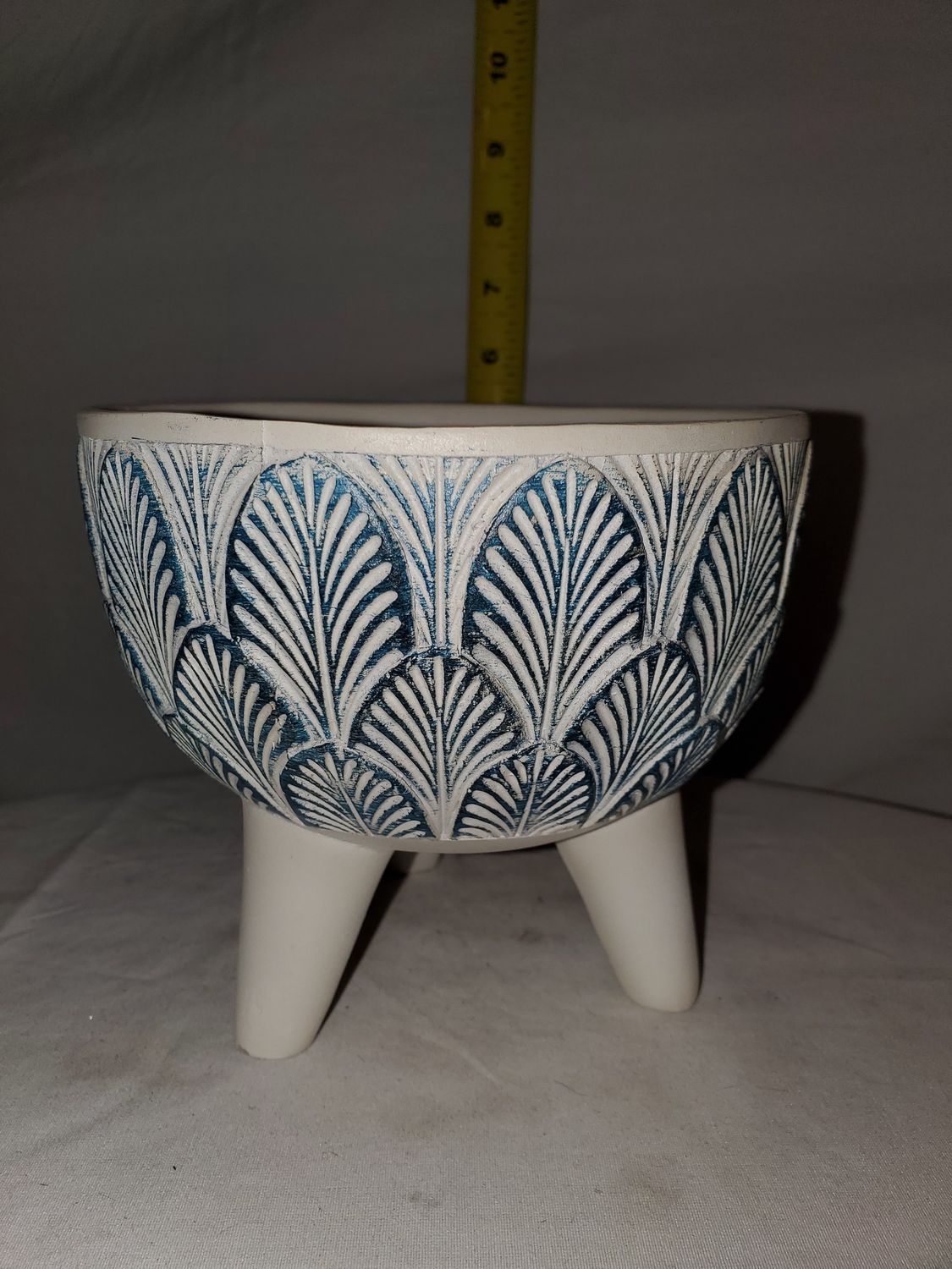 Pot, w/Legs Leaf Design ass't