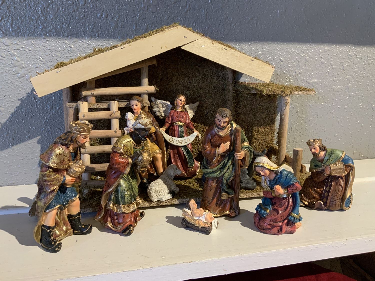 NATIVITY, FIGURES+STABLE 12PC Red/GO
