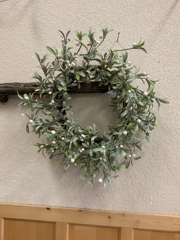 Wreath, Mistletoe Berry 22&quot; frost
