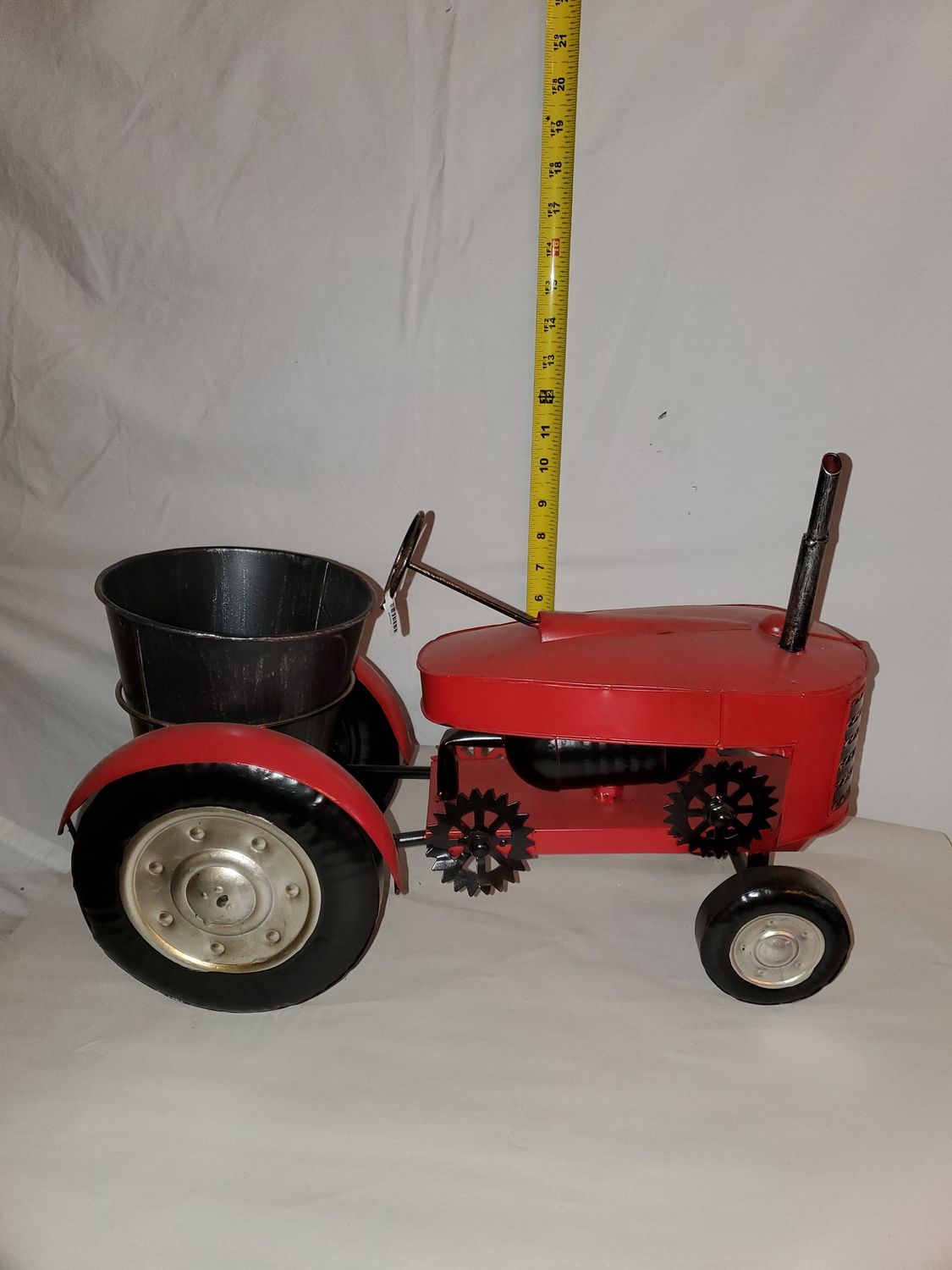 Planter, Red Tractor 13.5" metal