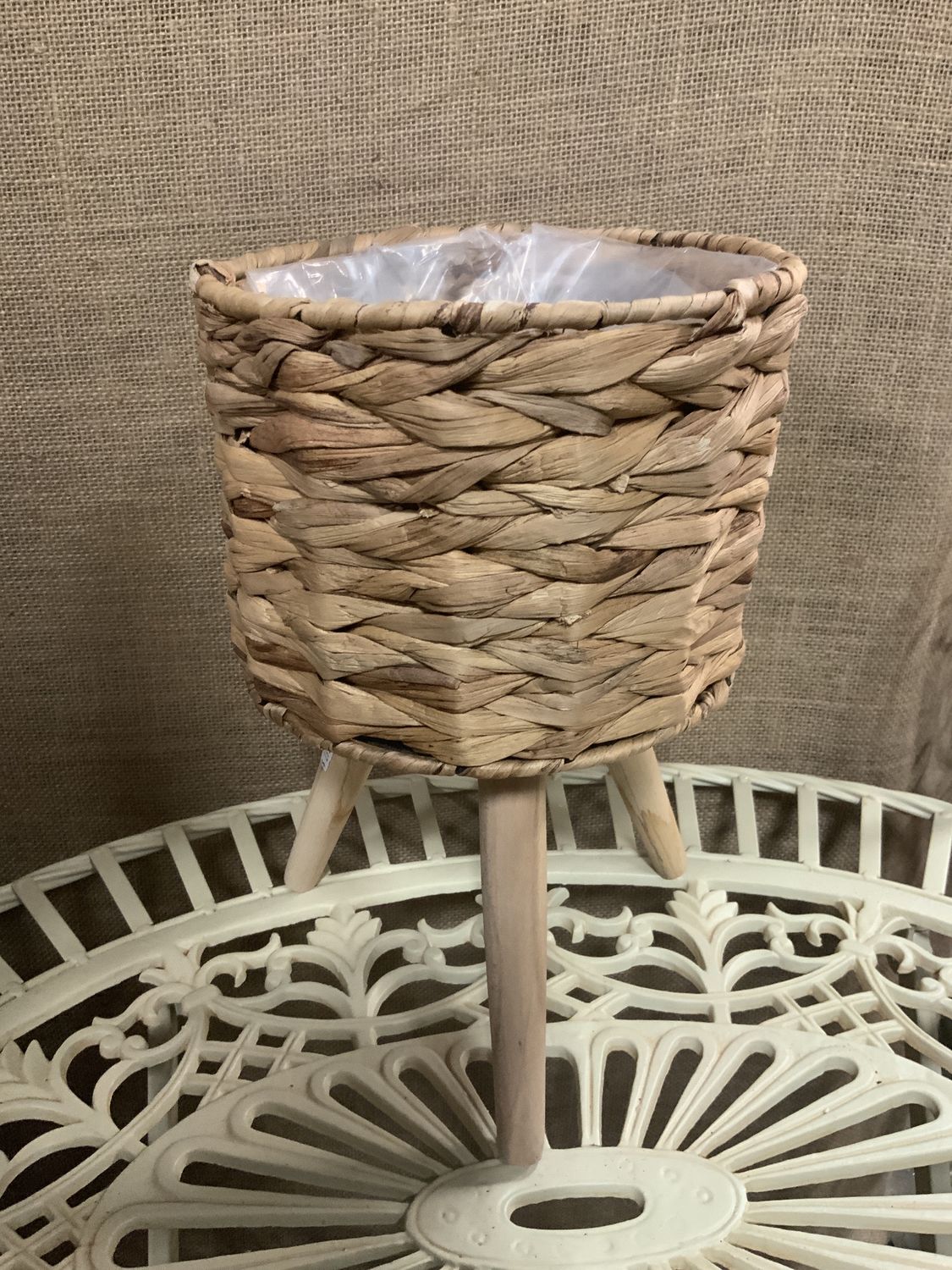 Planter, Basket W/Legs lined