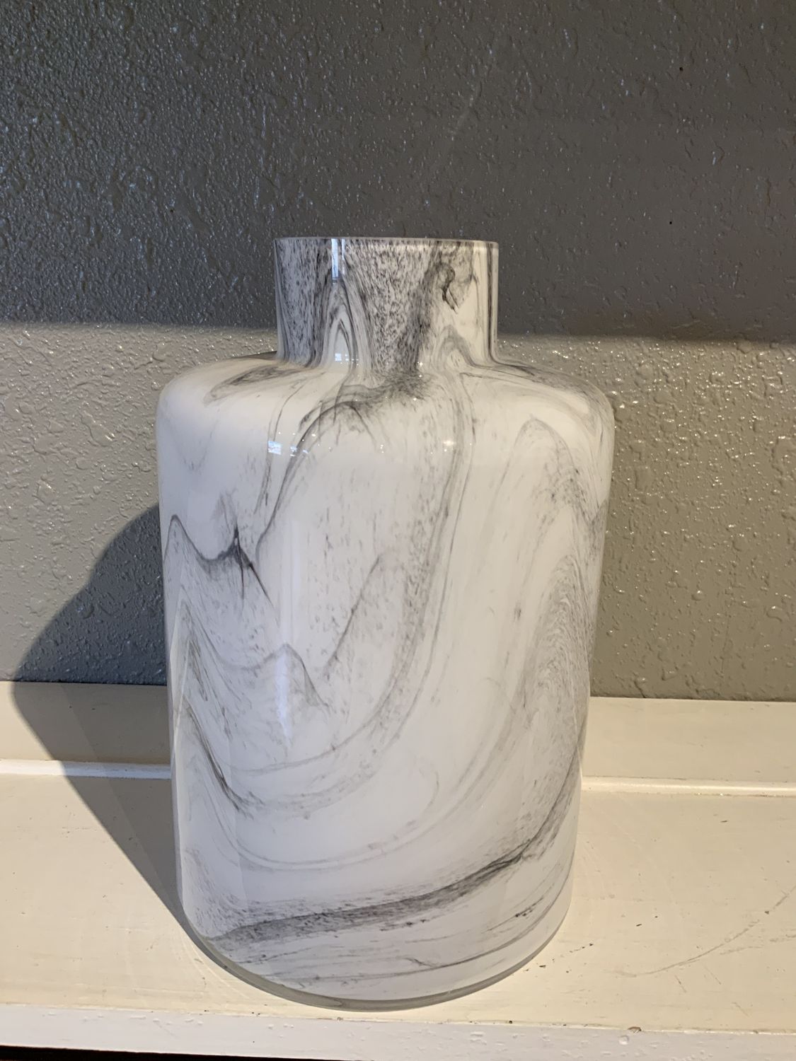 Vase, White w/Smokey Swirl 2 ass't