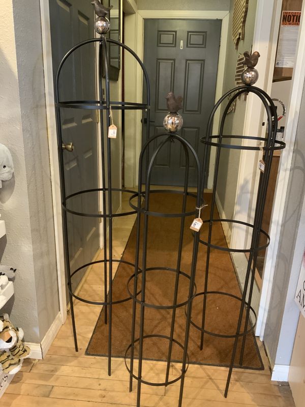 Trellis, Cylindrical w/Bird on Top