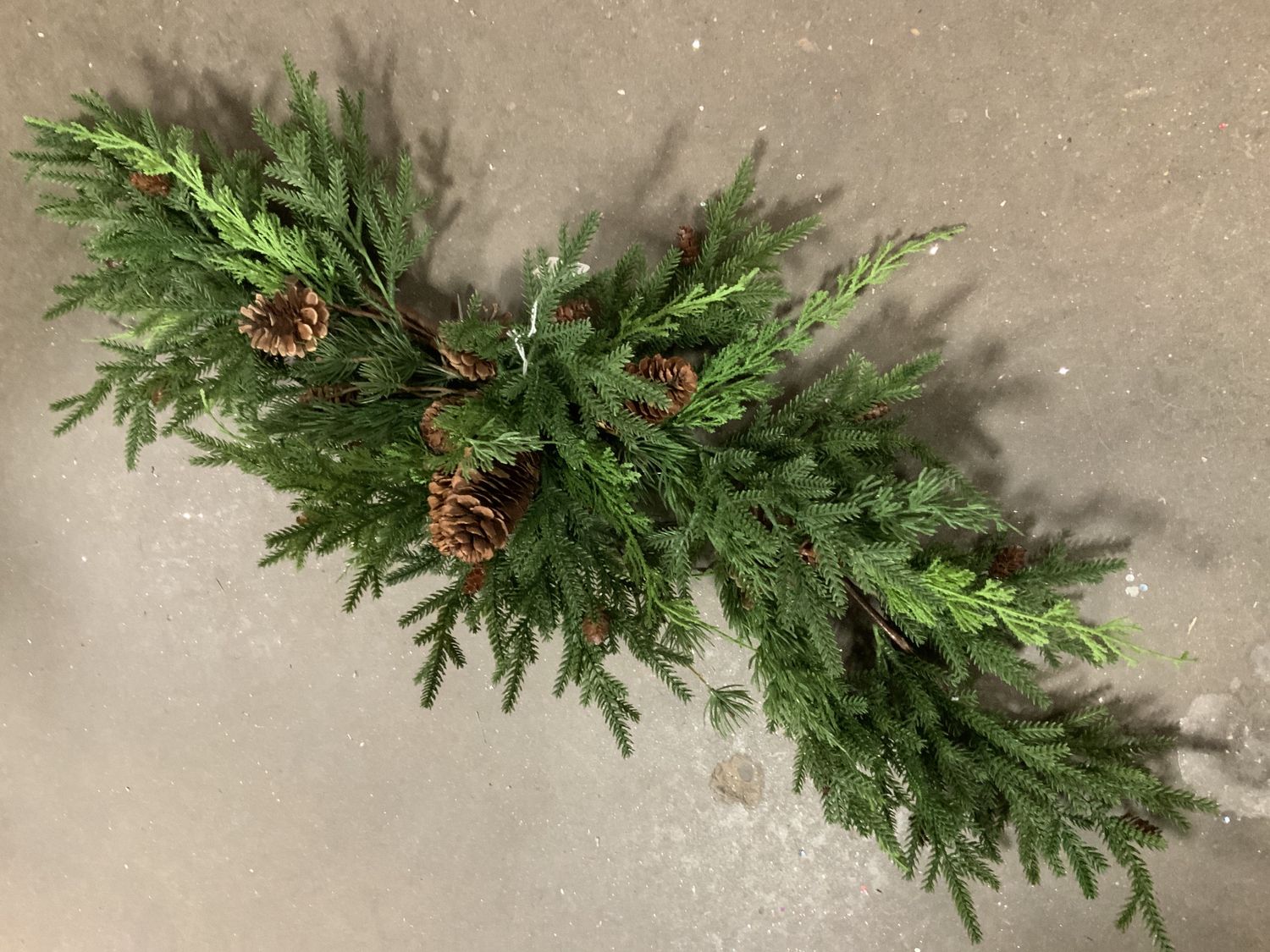 Swag, Norfolk Cedar w/ Pinecone 33" green