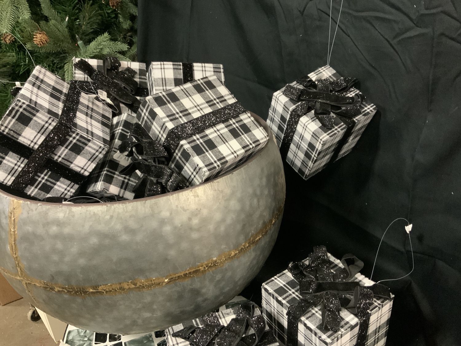Ornament, Present Black Check