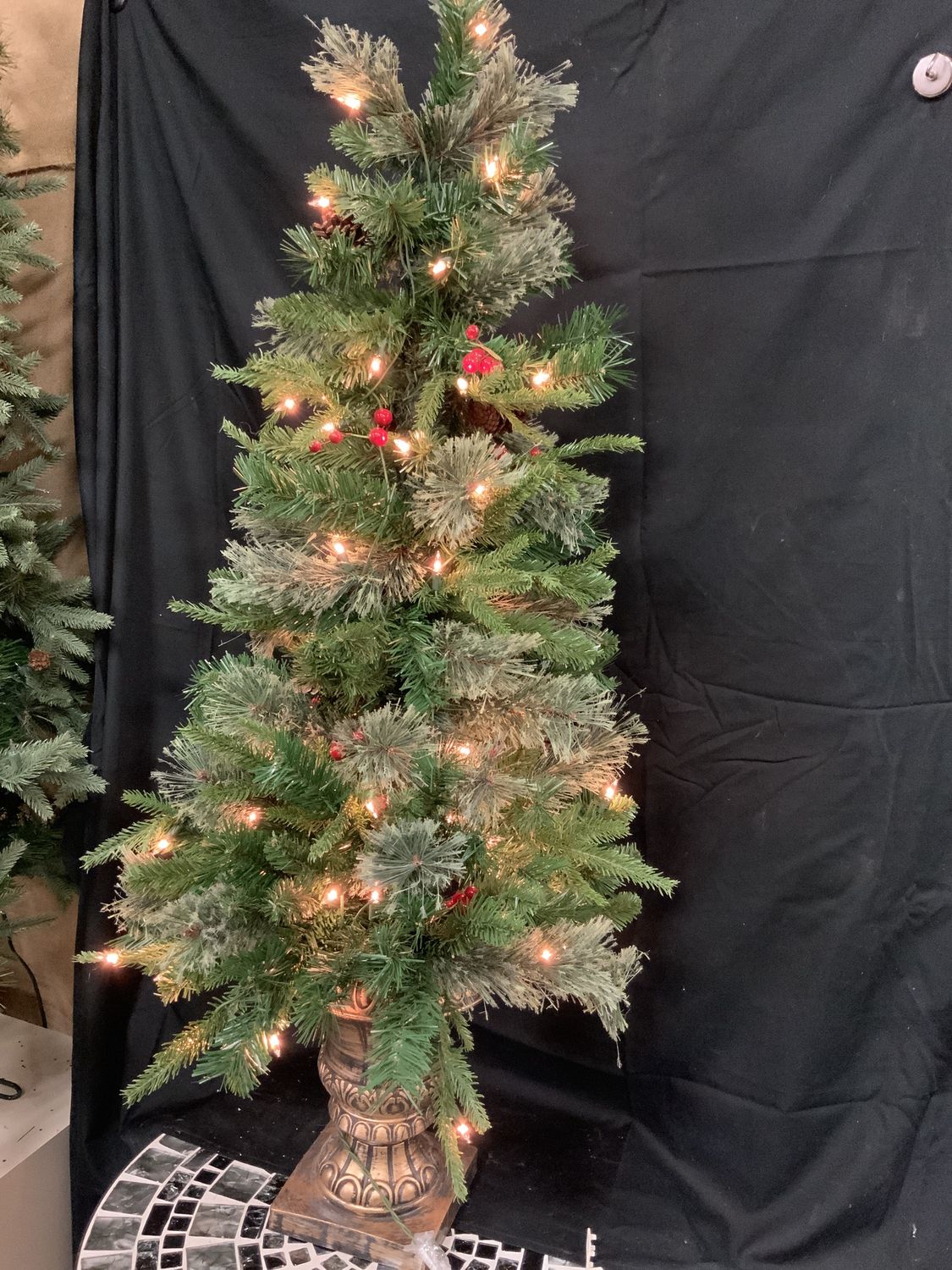 Potted Tree, 4' Wilmington red berries