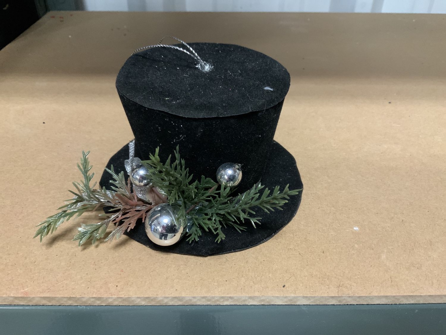 Ornament, top hat black
