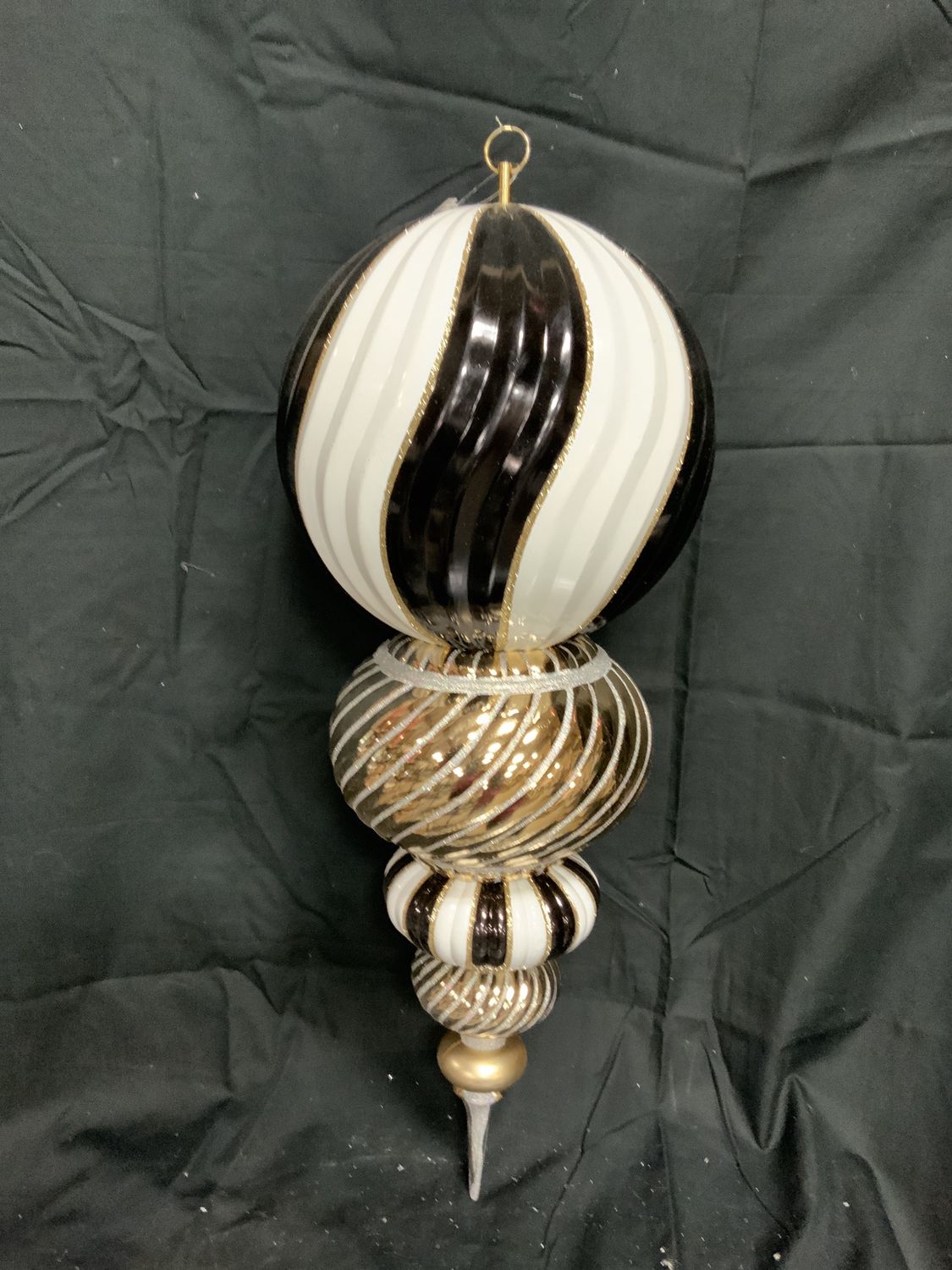 Ornament, Swirl Blk/Wht 26" Champ