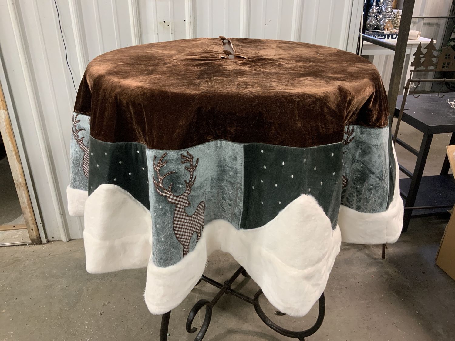 TREE SKIRT, DEER MOUNTAIN SCENE 64""WHITE BROWN