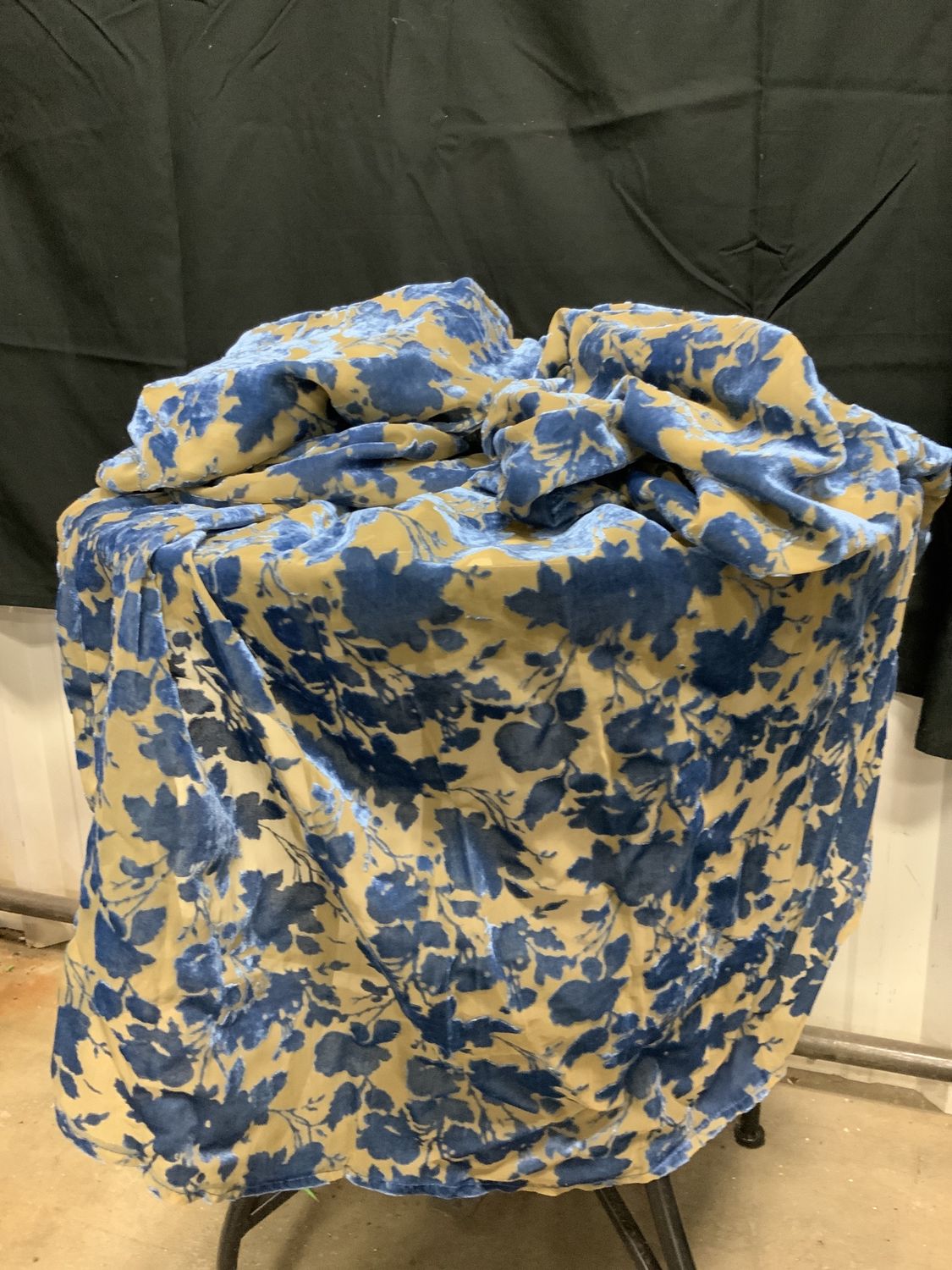 Table Cloth, Burnt Out Velvet 96" Vint Blu
