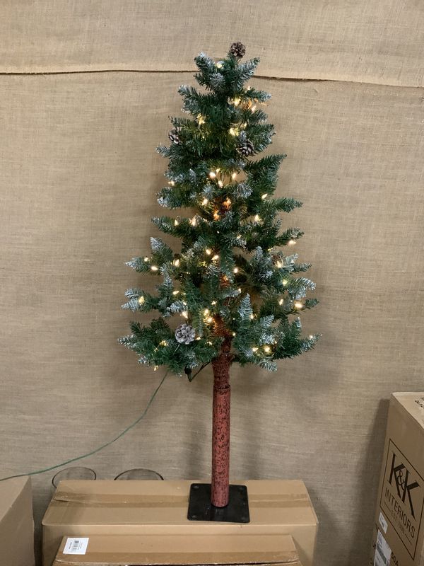 Tree, 4&#39; Pine on Base Lights&amp;Cones