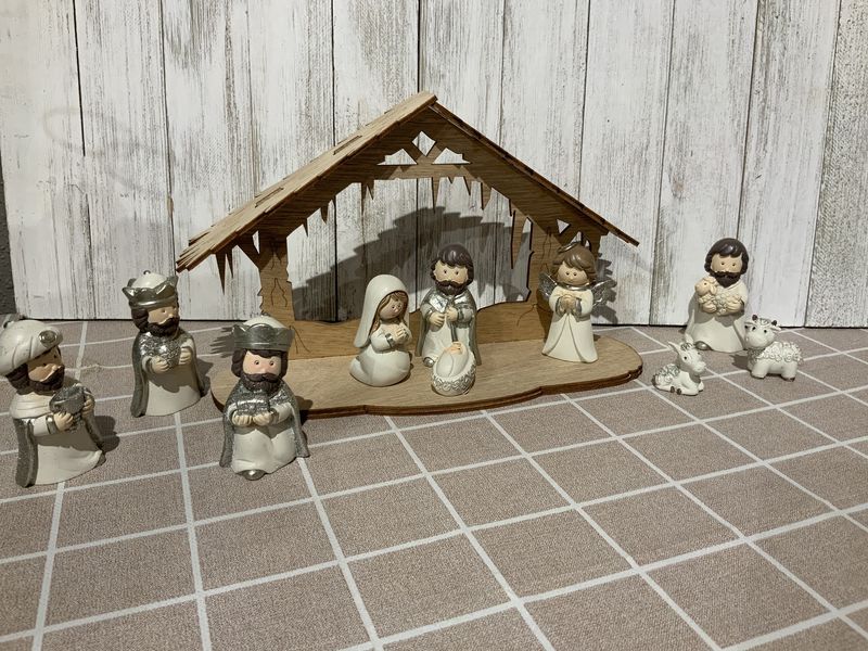 Nativity, White Miniature W/Creche S/10
