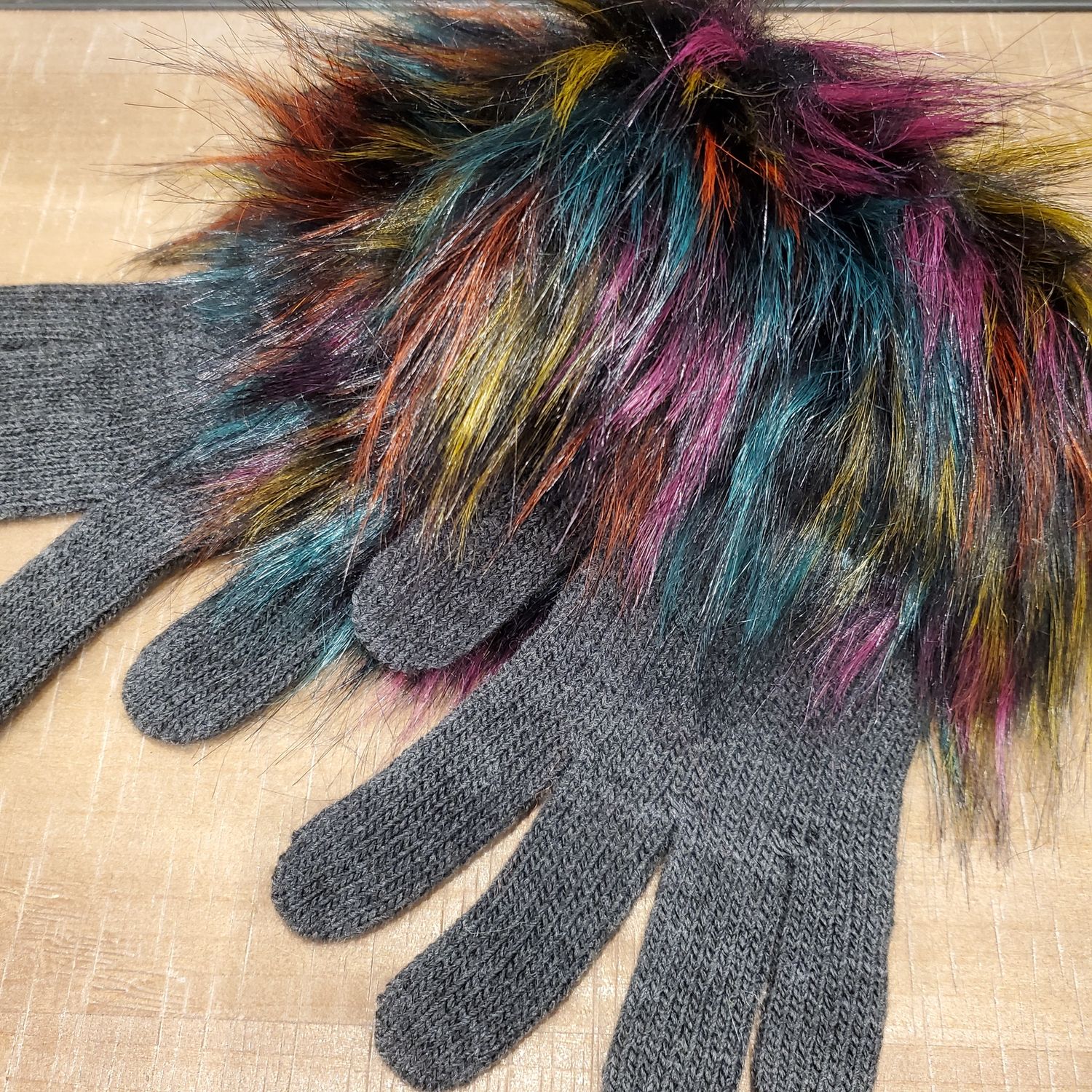 Women&#39;s Glove, Faux Fur Cuff Gray/Rainbow