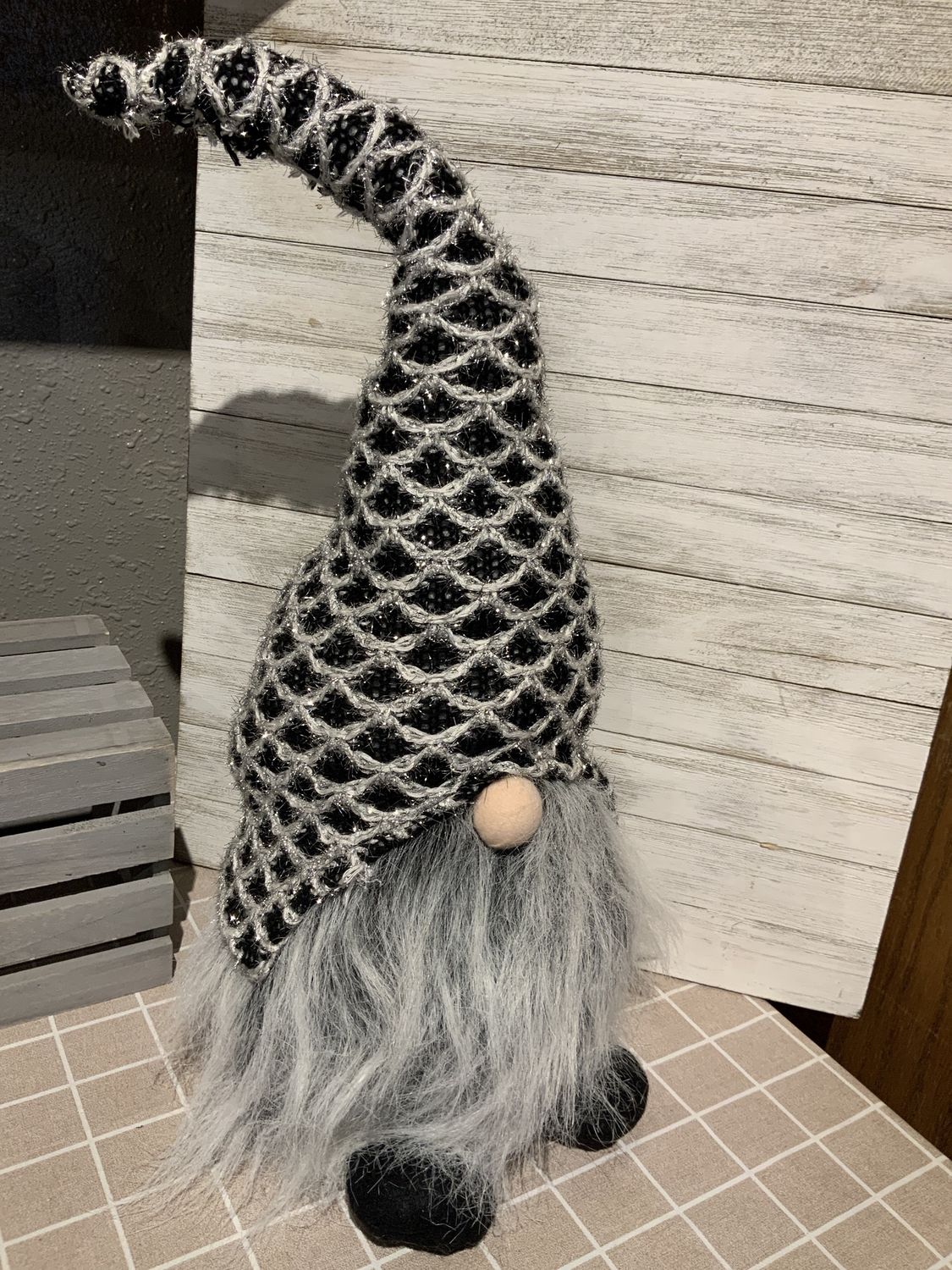 Gnome, Black Diamond Hat 25" slvr thr