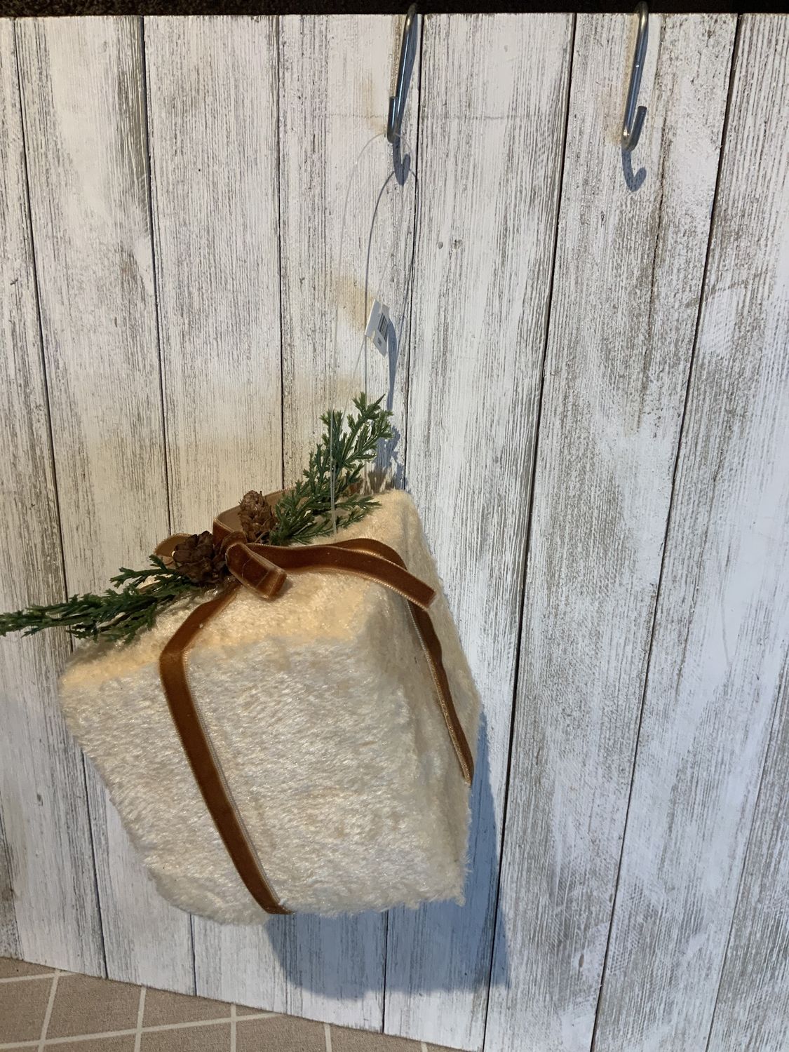 Ornament, Faux Fur Package 4"Cream