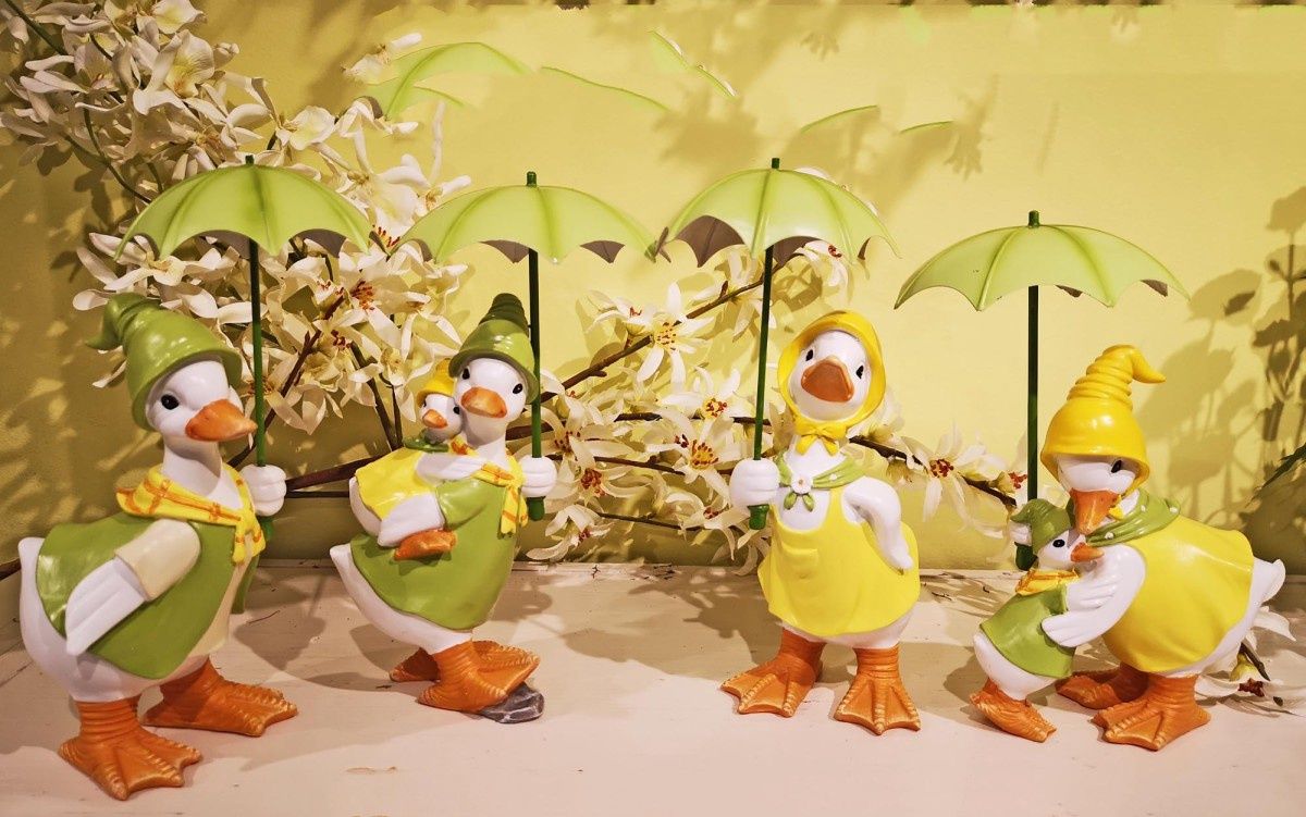 Figurine, Umbrella Duck Yellow/Green 7"