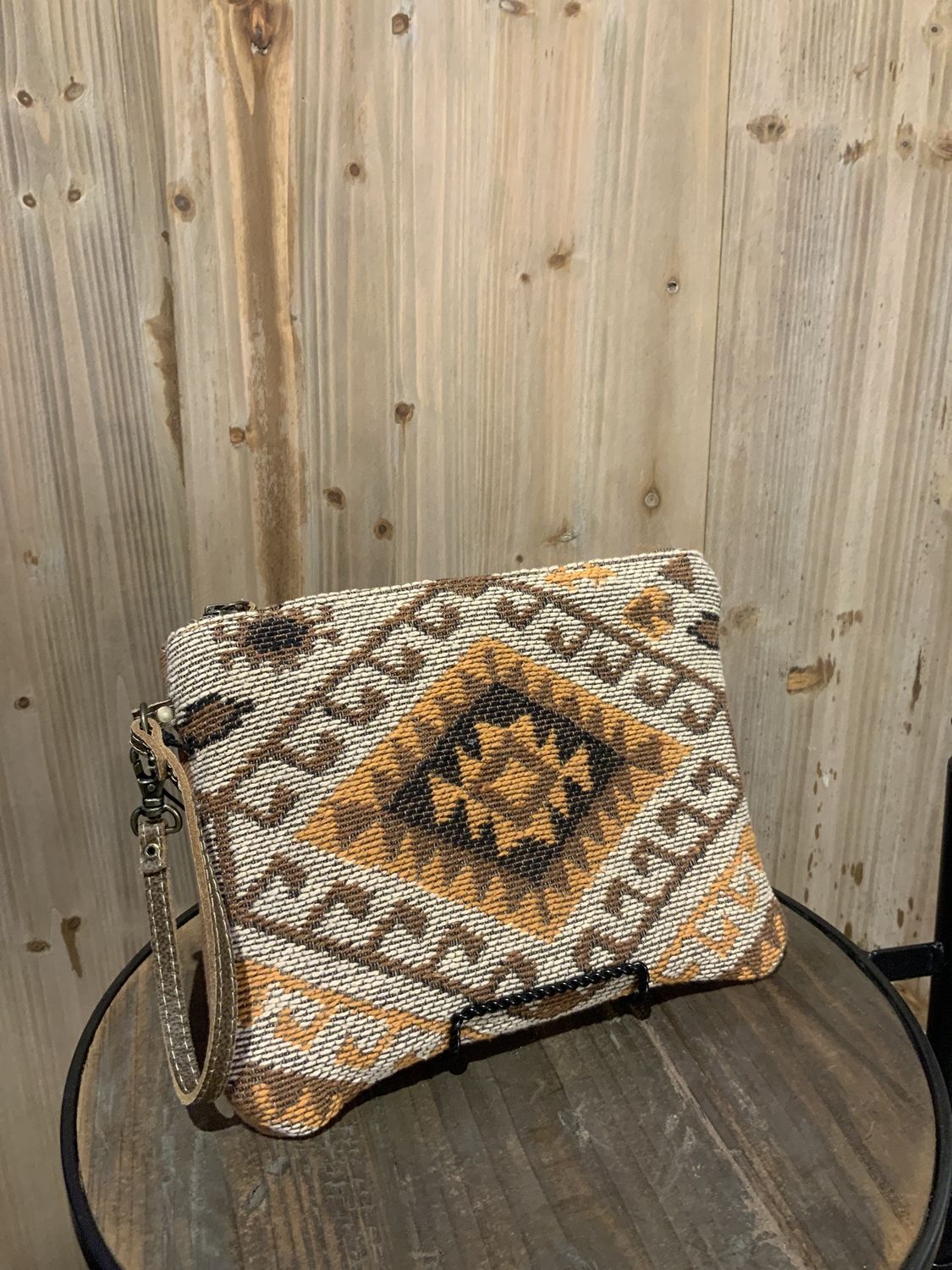 Pouch, Elora
