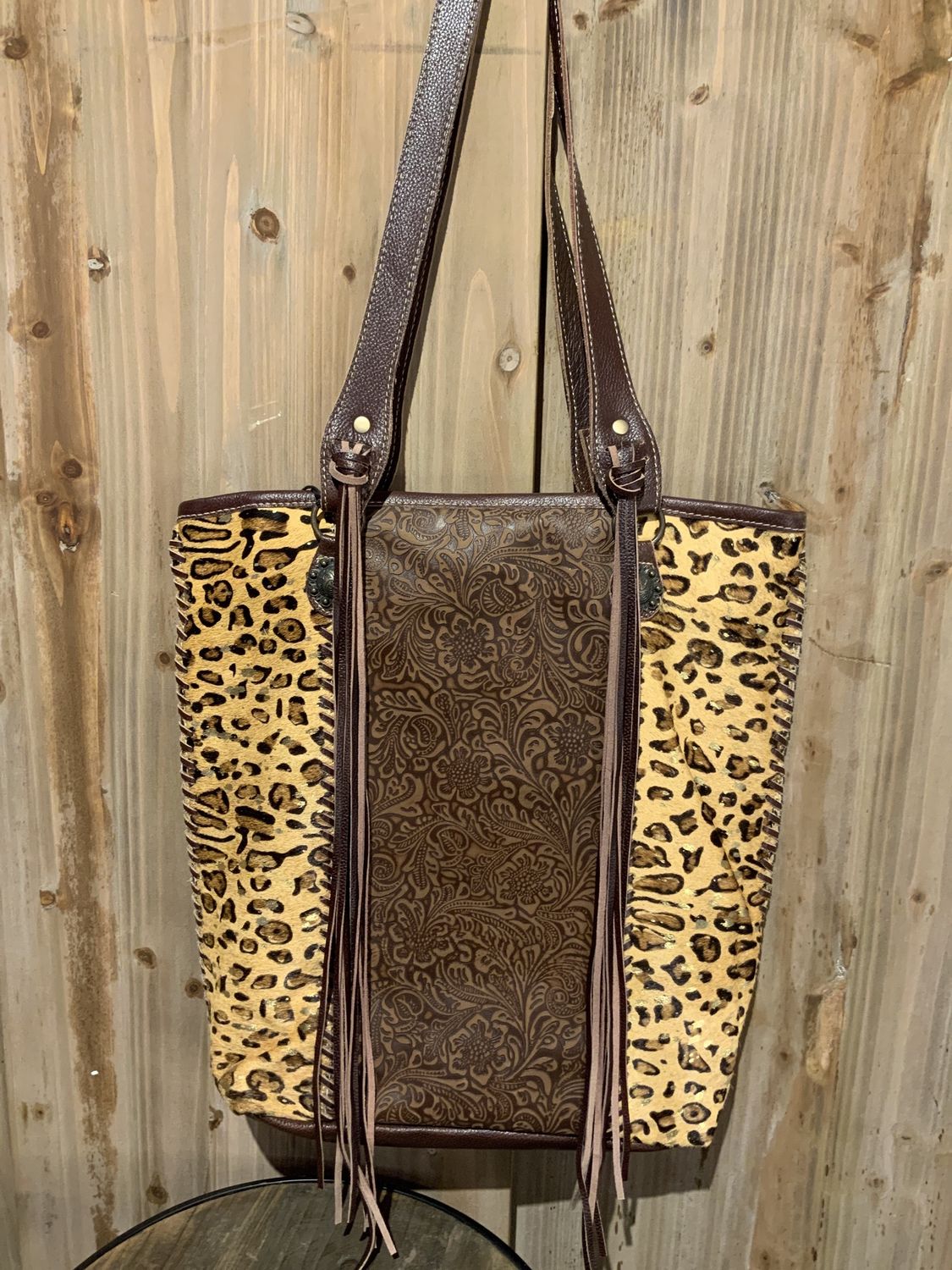 Tote, Golden Studs