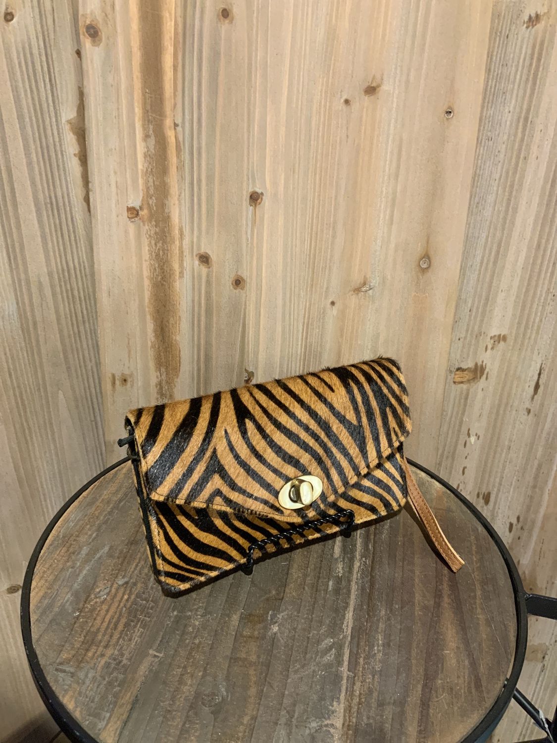 Wallet, Wavy
