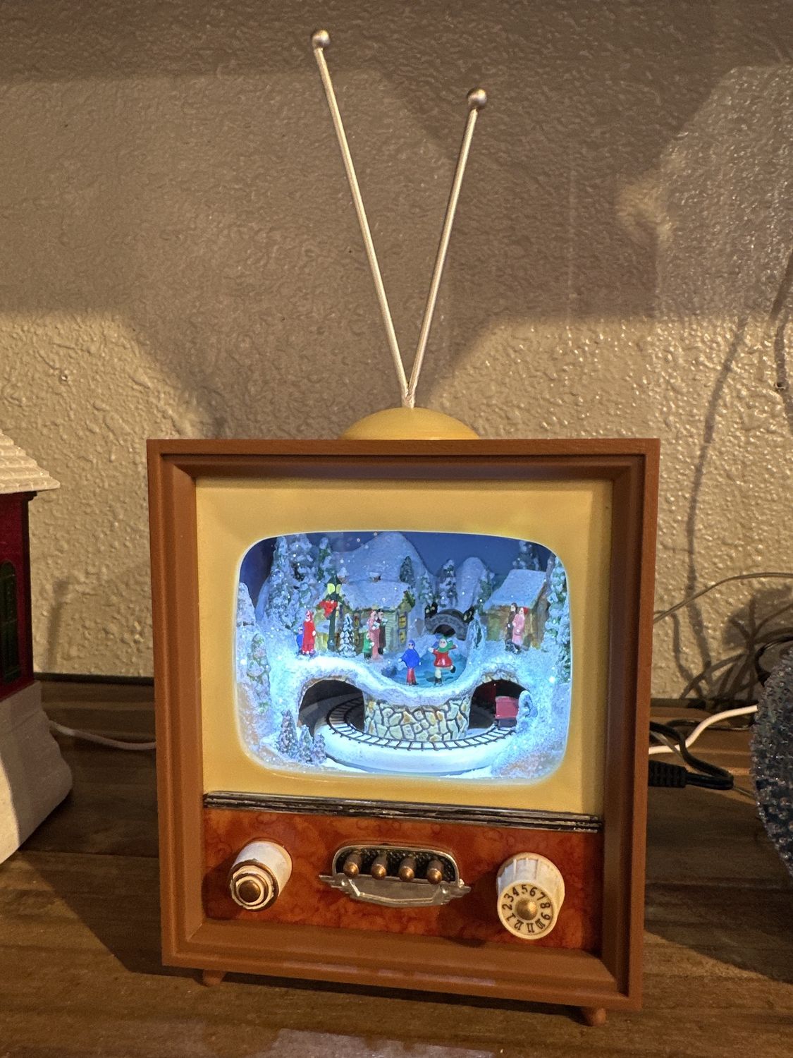 Music Box, TV Upright 5.5" w/Train