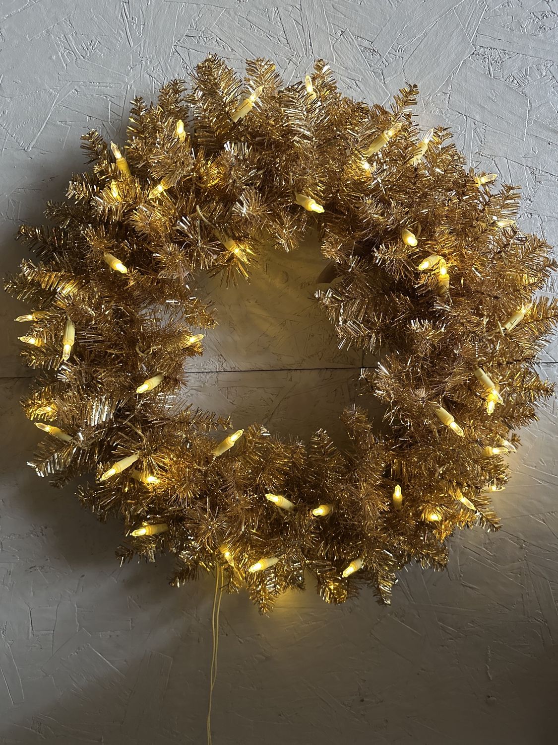 Wreath, Gold Tinsel 24" lighted