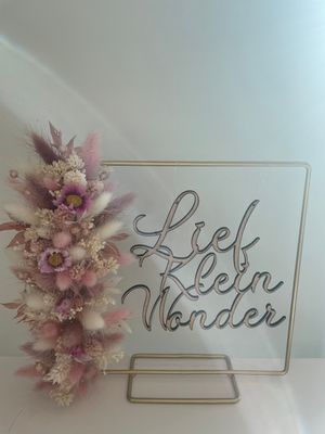 Kadertje met droogbloemen