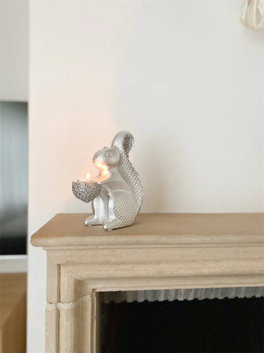 Eekhoorn met theelichthoudertje