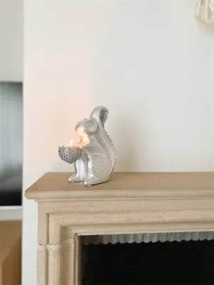 Eekhoorn met theelichthoudertje
