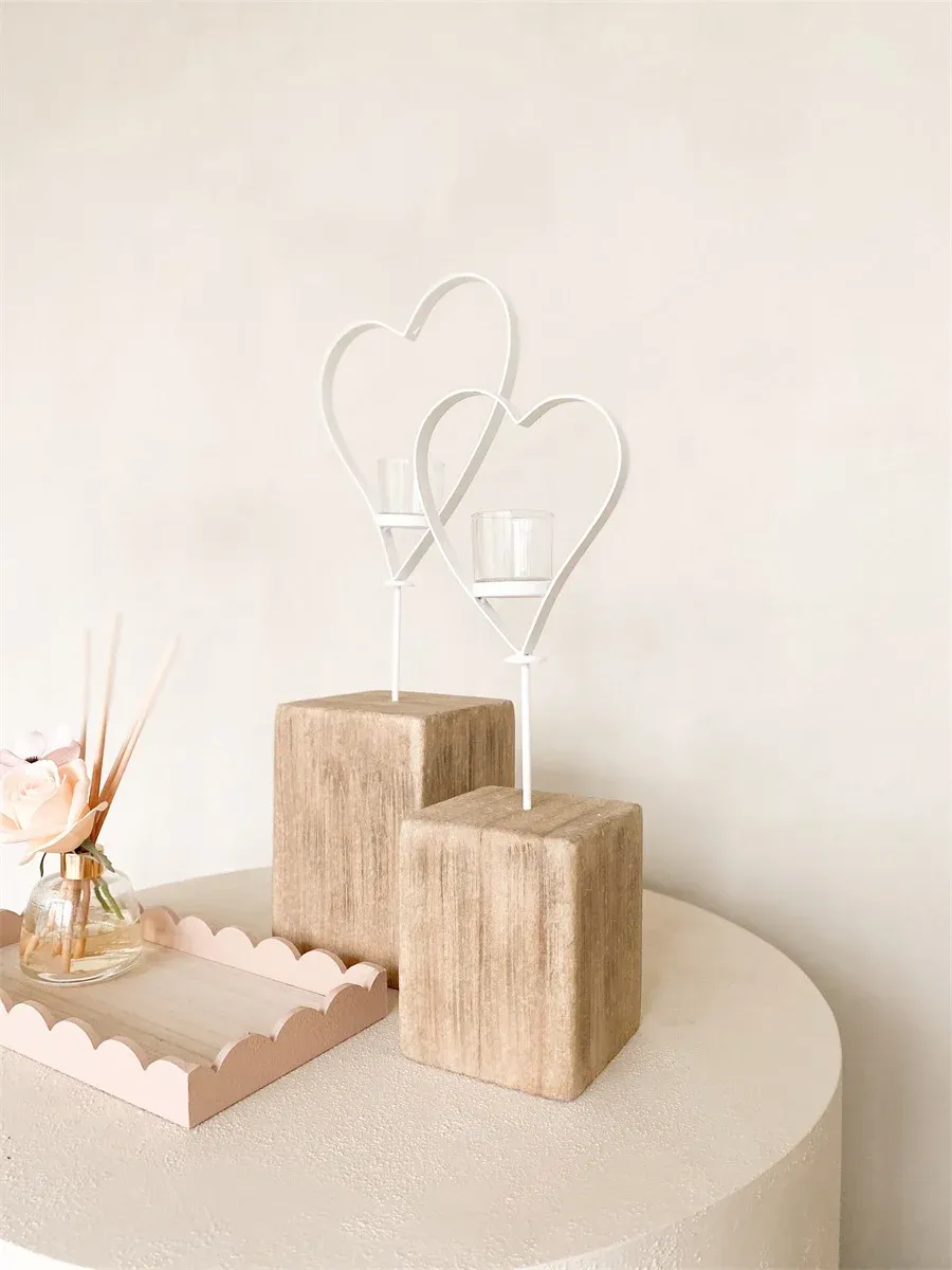 Hart met theelichthouder op houten voet.