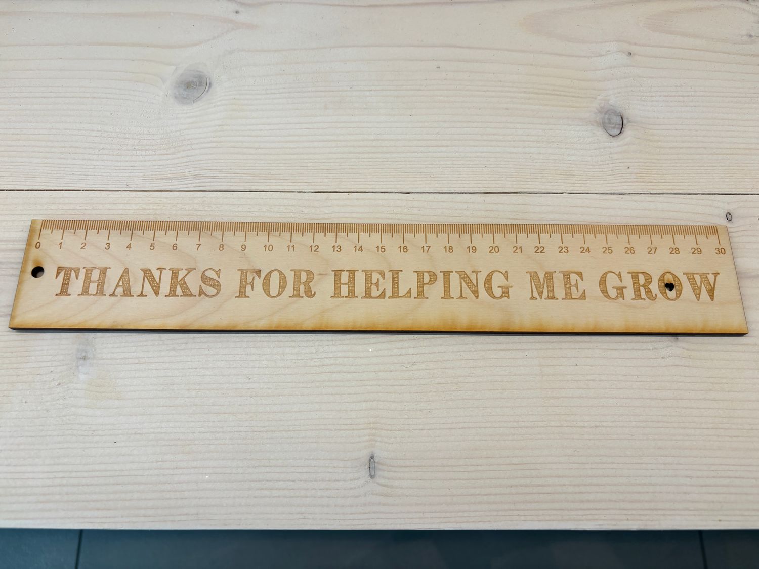 Houten meetlat met tekst