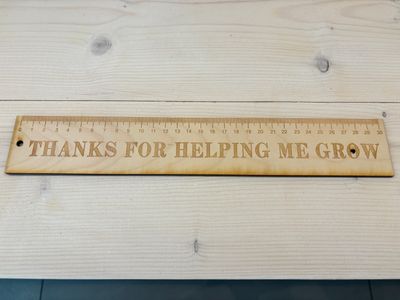 Houten meetlat met tekst