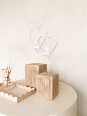 Hart met theelichthouder op houten voet.